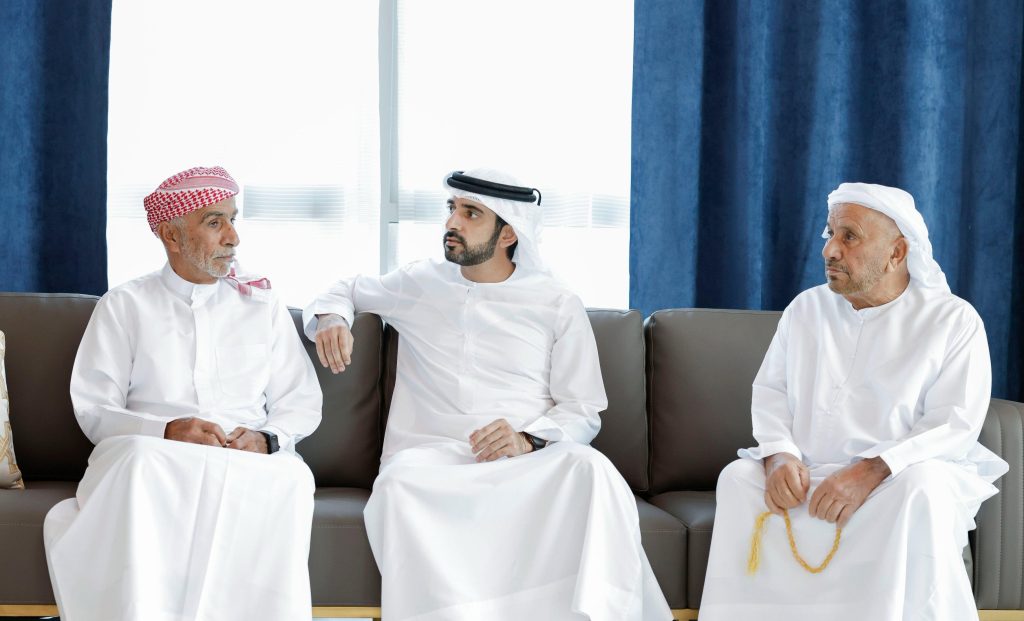 حمدان بن محمد يقدّم واجب العزاء في وفاة حمد بن محمد بوهليبة