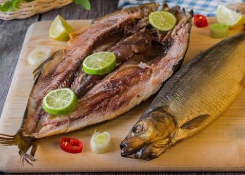 تضعف المناعة وترهق المعدة.. مخاطر تناول الرنجة قبل شم النسيم