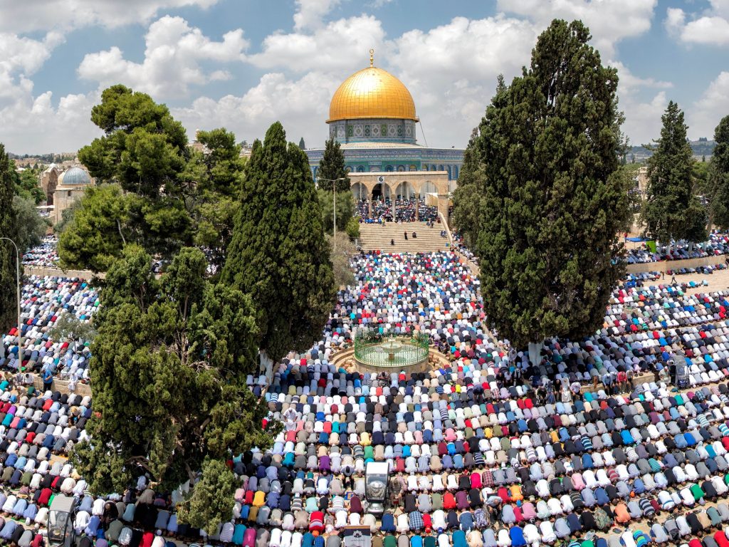 120ألف مصل يؤدون صلاة عيد الفطر في المسجد الأقصى