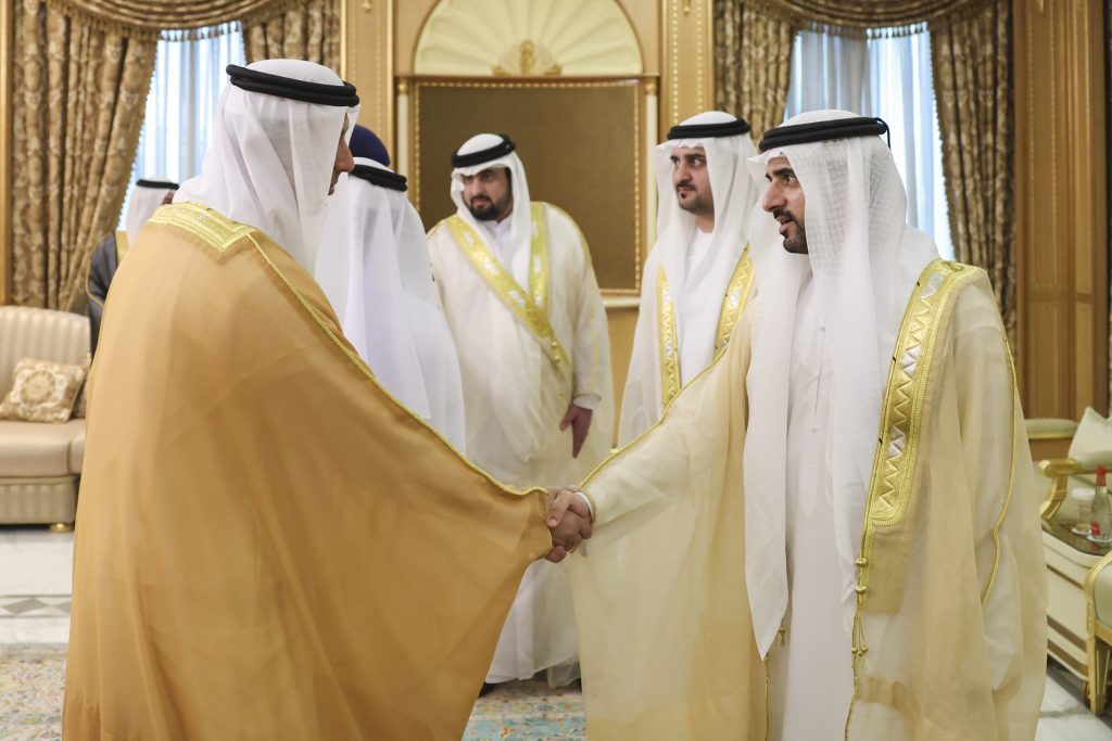 حمدان ومكتوم بن محمد يستقبلان المهنئين بعيد الفطر السعيد