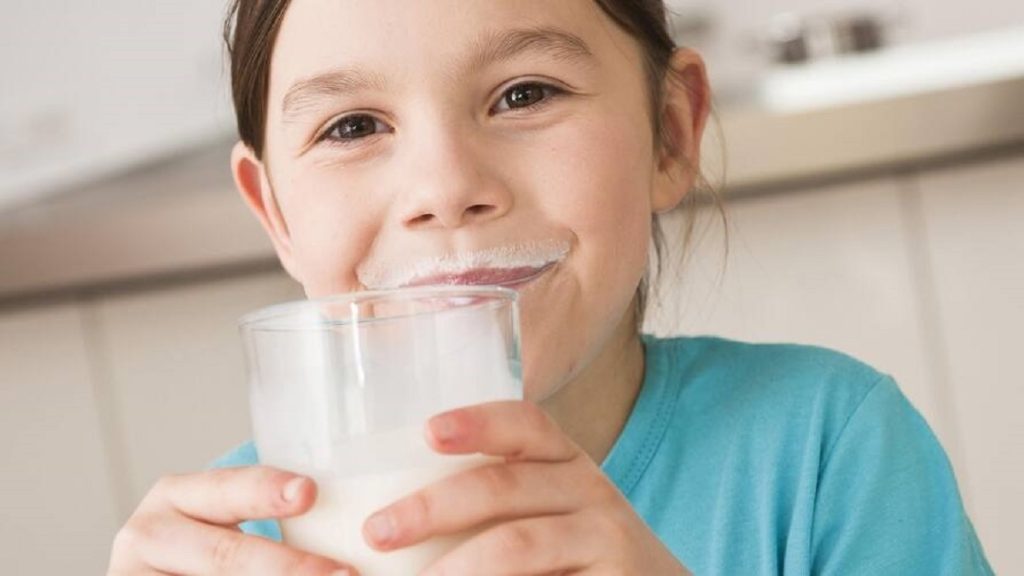 انتبهوا إلى المشروبات المناسبة لأطفالكم.. وكميتها يومياً