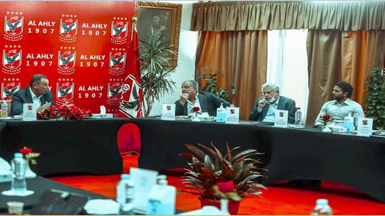 مصدر يكشف قرار شركة الكرة بالأهلي بشأن استكمال الدوري