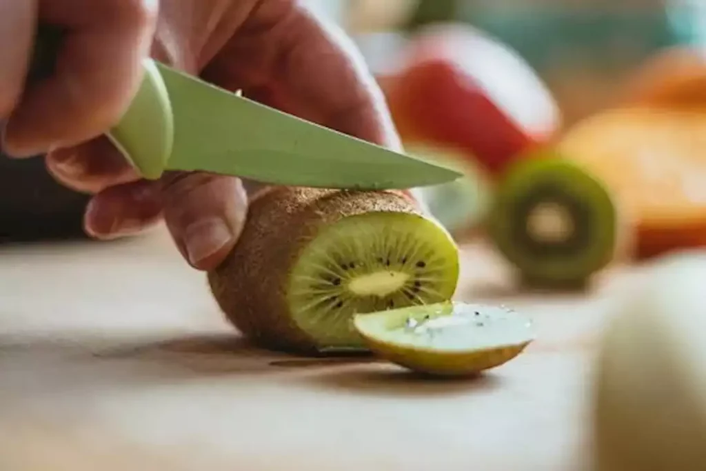 فوائد تناول كوب من الكيوي على الجسم