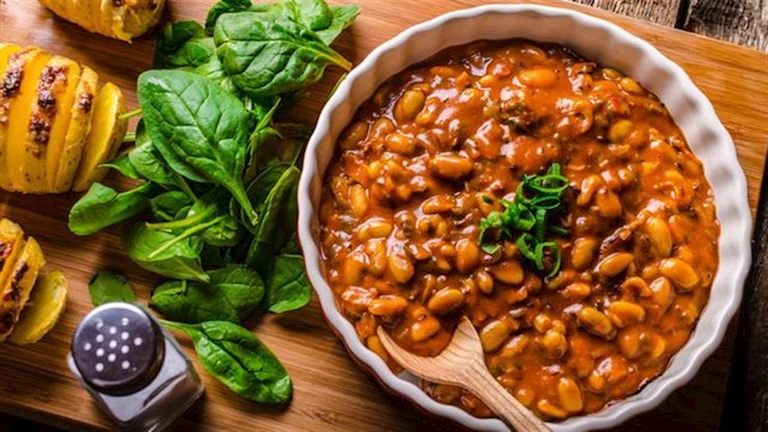 تأثيرات على جسمك لا تتوقعها عند تناول الفول بالبصل الأخضر