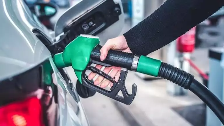 بعد ارتفاع أسعاره.. 5 أخطاء شائعة تزيد من استهلاك البنزين بسيارتك