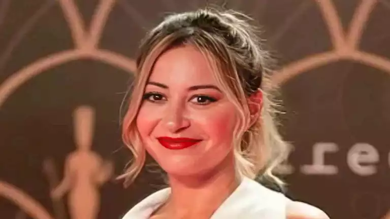 منة شلبي تعلن بدء عرض مسرحية “شمس وقمر” ثالث أيام عيد الفطر