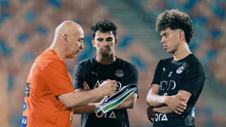 “تمارض ورفض ومشادة”.. أزمات حسام حسن مع لاعبي منتخب مصر