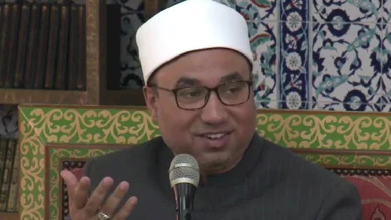 “نعتذر عن تغسيل تارك الصلاة”.. لافتة على حائط مسجد وعالم أزهري يعلق