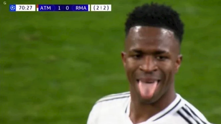 إلقاء الموز عليه.. 4 مشاهد من مناوشات فينيسيوس مع جماهير أتلتيكو مدريد