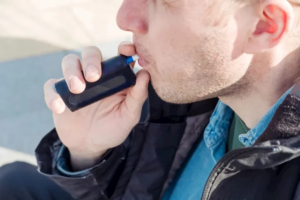 كيف تؤثر السجائر الإلكترونية على صحة الفم والأسنان؟