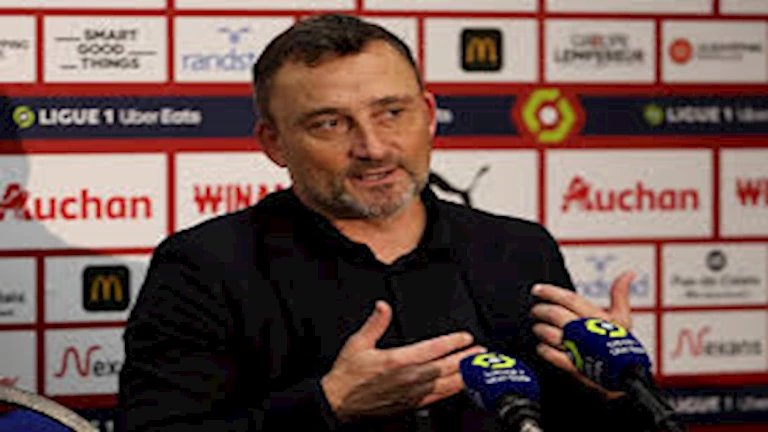 “ينتقد فريق عبدالمنعم”.. مدرب نيس يهاجم رئيس النادي بسبب تصريحاته حول مستوى الفريق