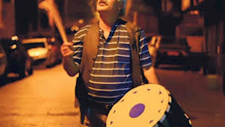 تصرف صادم من مسحراتي يثير غضب السكان (فيديو)