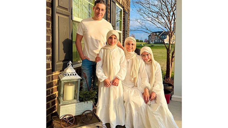 مع بناتها بالحجاب.. حنان ترك تنشر صورة مع أسرتها وتهنئ جمهورها بعيد الفطر