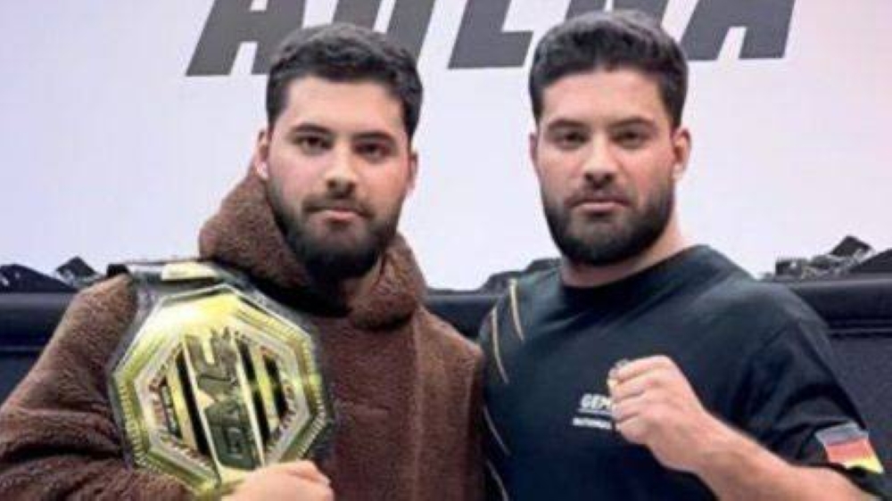 وشم كشف الخدعة.. مقاتل يستعين بـ«توأمه» للفوز ببطولة عالمية في ألمانيا