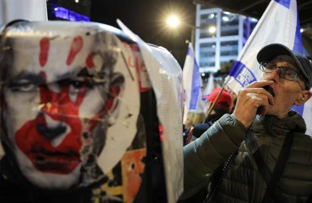 عائلات الأسرى الإسرائيليين يطلقون اعتصاماً مفتوحاً ويطوقون وزارة الدفاع