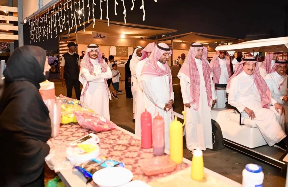 محمد بن ناصر يزور سوق البلد الرمضانية بمدينة جيزان