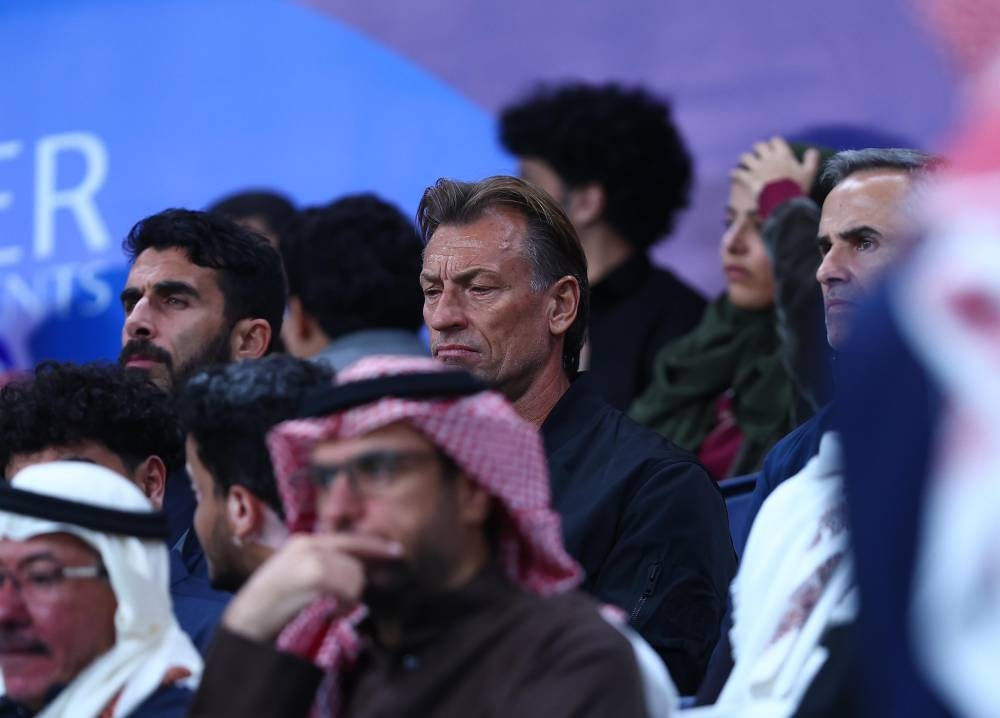 مدربون سعوديون لـ عكاظ: «رينارد» مزج الخبرة بحيوية الشباب