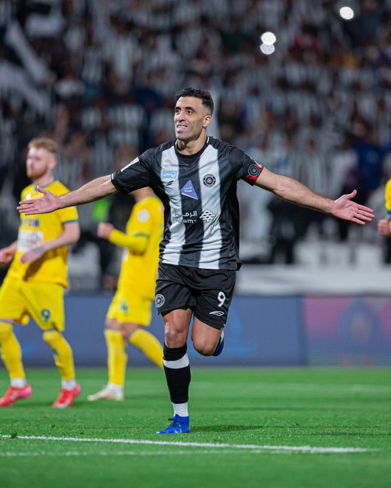 الشباب يسحق العروبة بنصف درزن