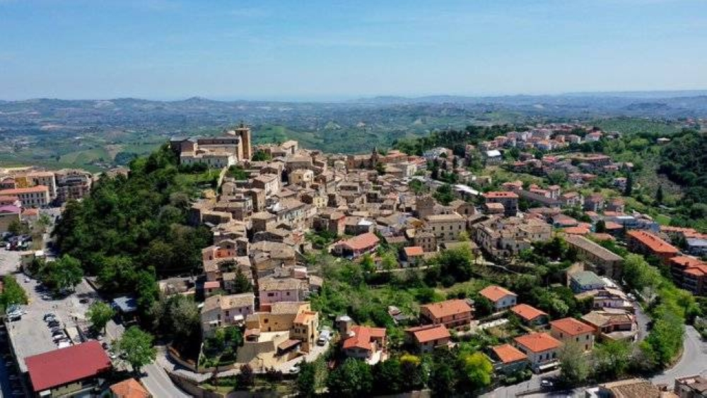 بلدة إيطالية تبيع منازلها بسعر «فنجان قهوة».. ما قصتها؟