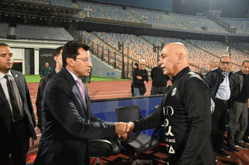 خلاف في غرفة ملابس منتخب مصر.. حسام حسن يرد على الوزير!