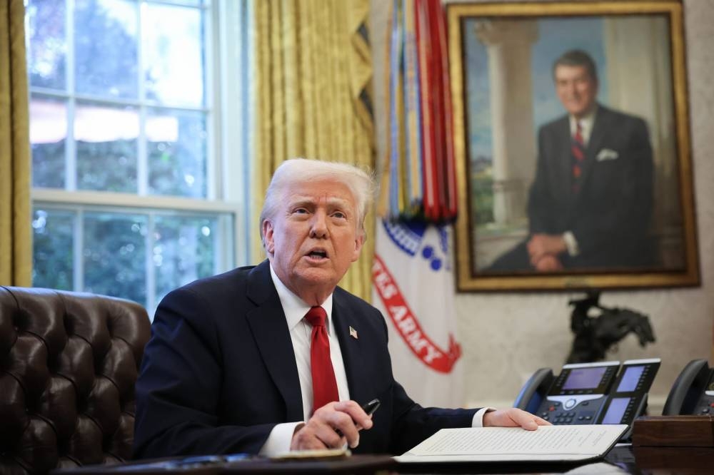 ترمب يعلن عن محادثات بين مسؤولين أمريكيين وإيرانيين