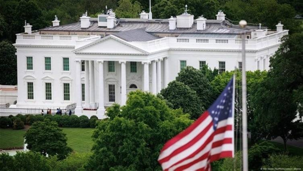 قطع شجرة تاريخية في البيت الأبيض.. وترمب يعُقب!