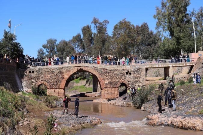 فرق الانقاذ مستمرة في تنفيذ عمليات البحث عن جثة الطفل الراجي في نهر أم الربيع