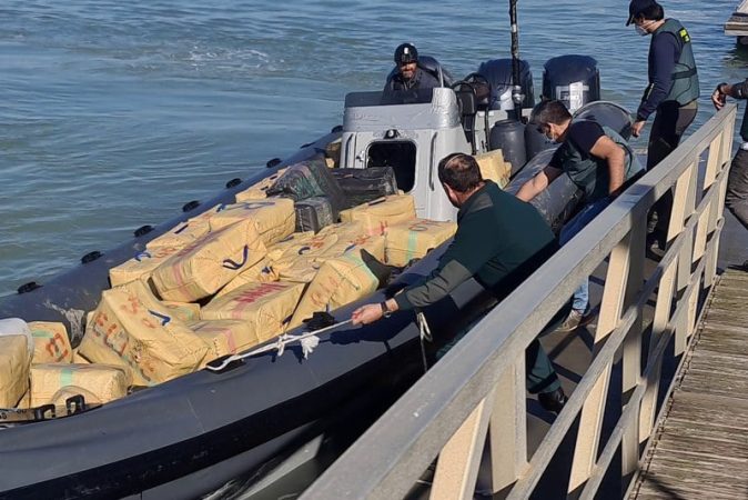 الأمن الاسباني يطيح بمتزعمي عمليات تهريب للحشيش من المغرب نحو إسبانيا