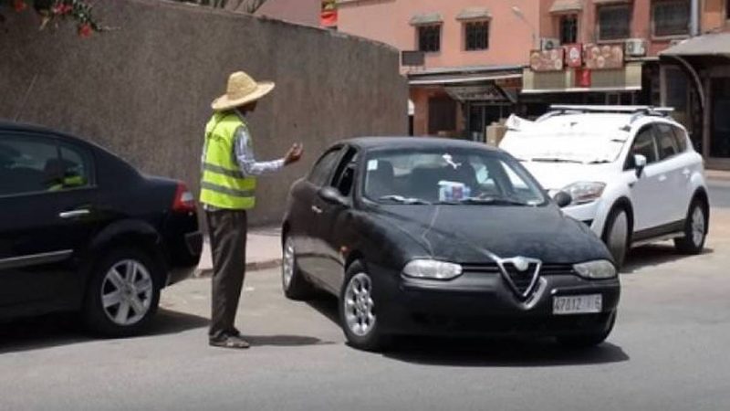 عمدة الدار البيضاء تنقض قرارها بشأن حراس السيارات مانحة رخصا جديدة