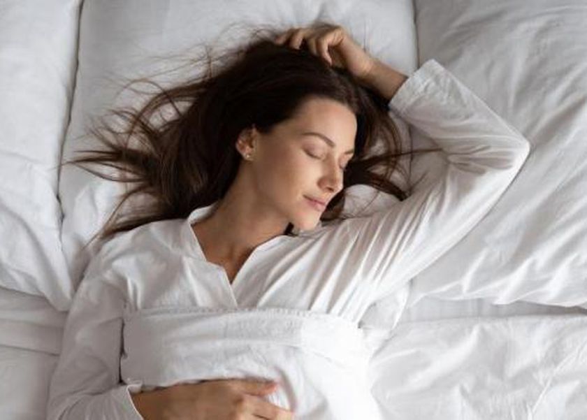 فوائد النوم على الظهر.. 4 فئات ممنوعة و6 طرق للتدريب عليه