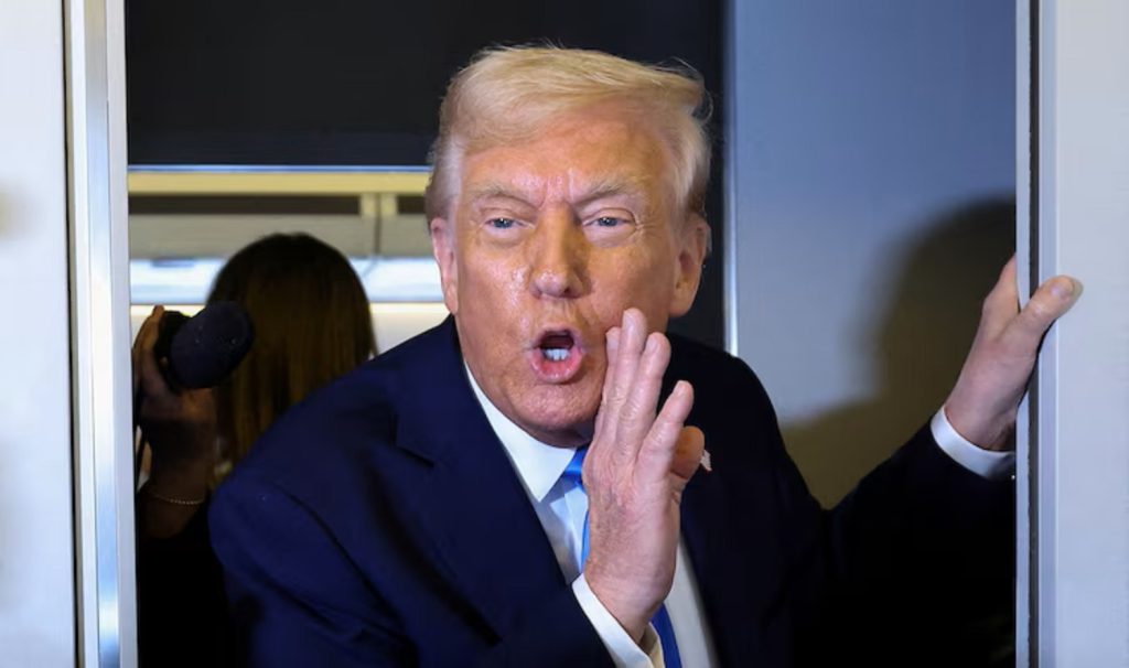 ترامب يعفي الهواتف الذكية وأجهزة الكمبيوتر والرقائق من الرسوم الجمركية المتبادلة