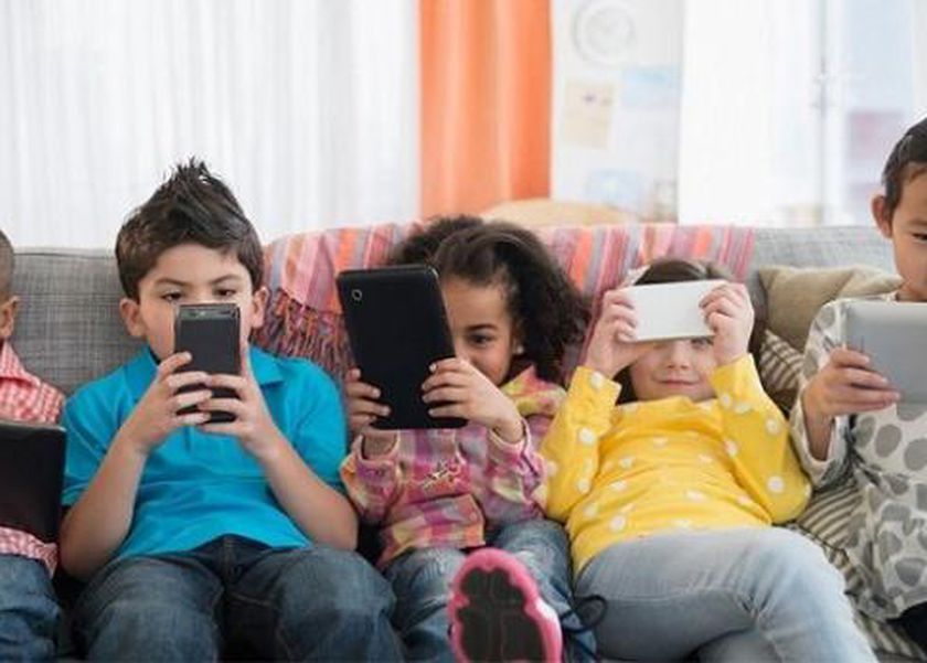 تحذير من الاستخدام المفرط للتكنولوجيا.. يهدد الصحة النفسية للأطفال والمراهقين