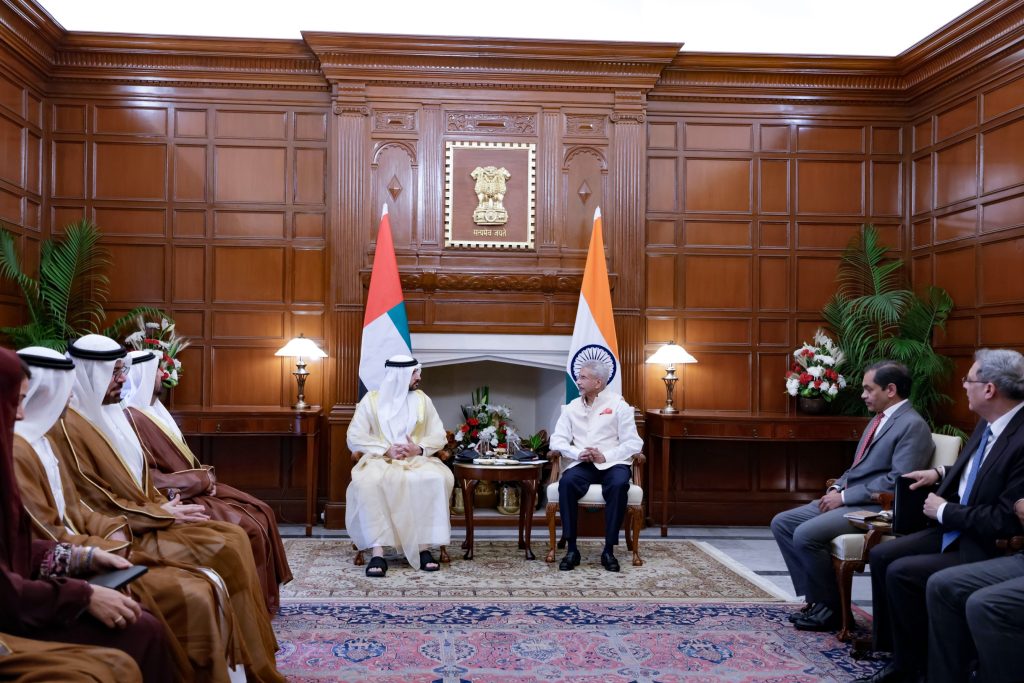 حمدان بن محمد يستعرض مع وزير الشؤون الخارجية الهندي العلاقات الثنائية وآفاقها المستقبلية
