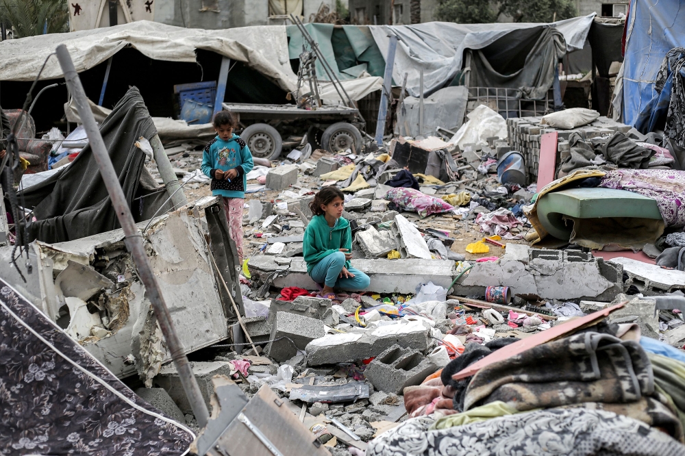 شهداء بالعشرات وتكثيف للغارات على غزة وهدم المنازل في الضفة