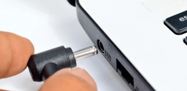 طريقة تنظيف منفذ الشحن للهاتف واللاب توب من الأتربة دون خدشه.. اتبع الخطوات