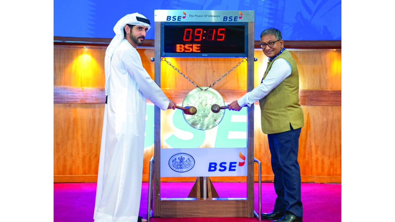 حمدان بن محمد يزور بورصة بومباي ويقرع جرس تداولاتها