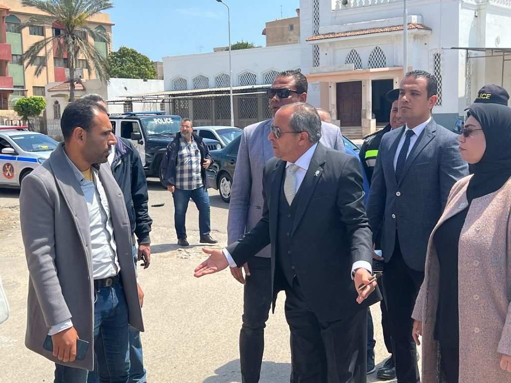 محافظ بورسعيد يوبخ مسؤولي شركة النظافة: “انتوا فاكريني خواجة”