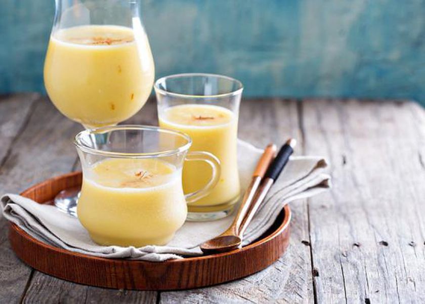 كل ما تريد معرفته عن الحليب الذهبي.. ماذا يحدث للجسم عند تناوله؟