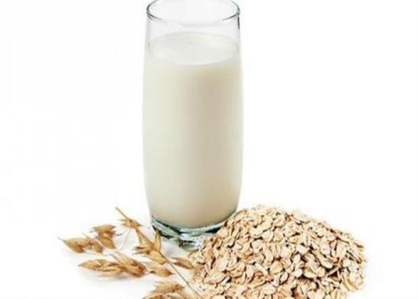 خبير تغذية يحذر من منتج حليب جديد.. هل يكفي الماء والشوفان والملح؟