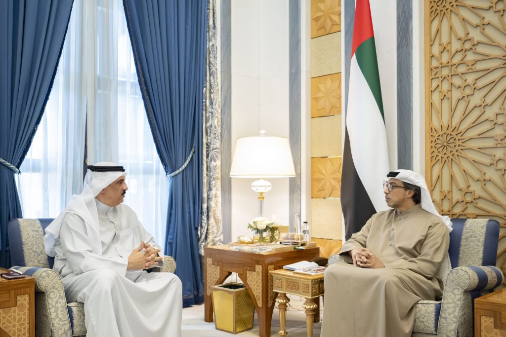 منصور بن زايد يبحث وسفير البحرين سبل تعزيز التعاون