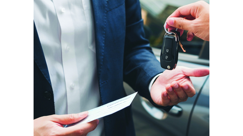 شرطة دبي تُلقي القبض على عصابة احتيال تشتري سيارات بشيكات مزورة