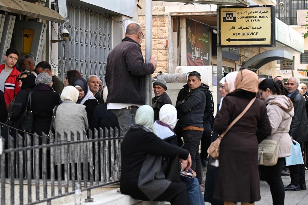 نقص السيولة يرغم سوريين على الانتظار ساعات طويلة للحصول على النقود