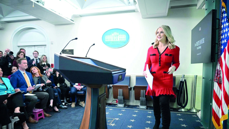 فستان المتحدثة باسم البيت الأبيض يثير جدلاً واسعاً