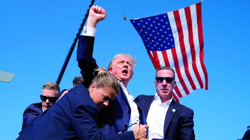 لم يسبقه أي رئيس في تعليق صورة لنفسه