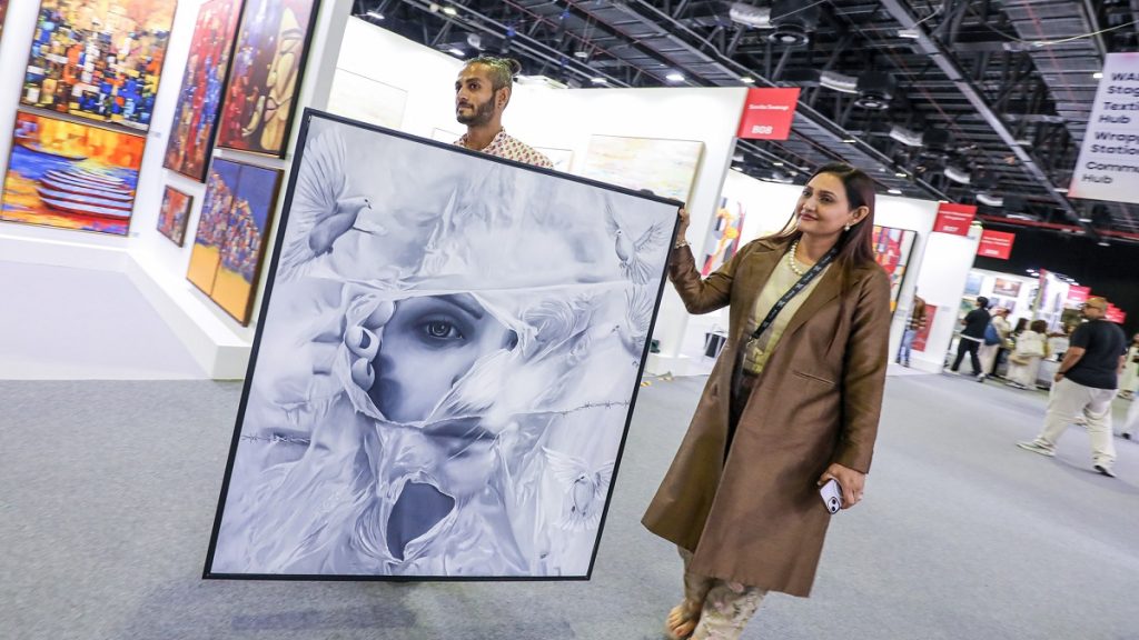 الفرصة الأخيرة لزيارة «فنون العالم دبي».. إبداعات بانكسي تجاور 10 آلاف عمل