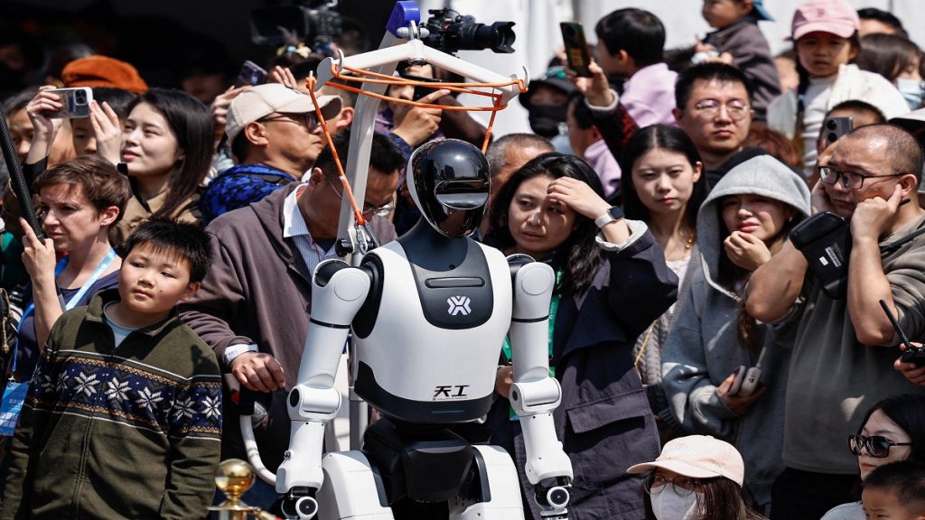 يحدث في الصين لأول مرة.. روبوتات شبيهة بالبشر تنافس العدّائين