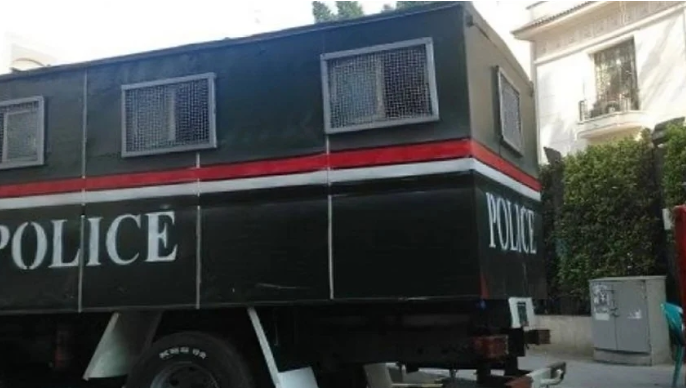 شرطي يساعد اللصوص في سرقة أثاث المحكمة