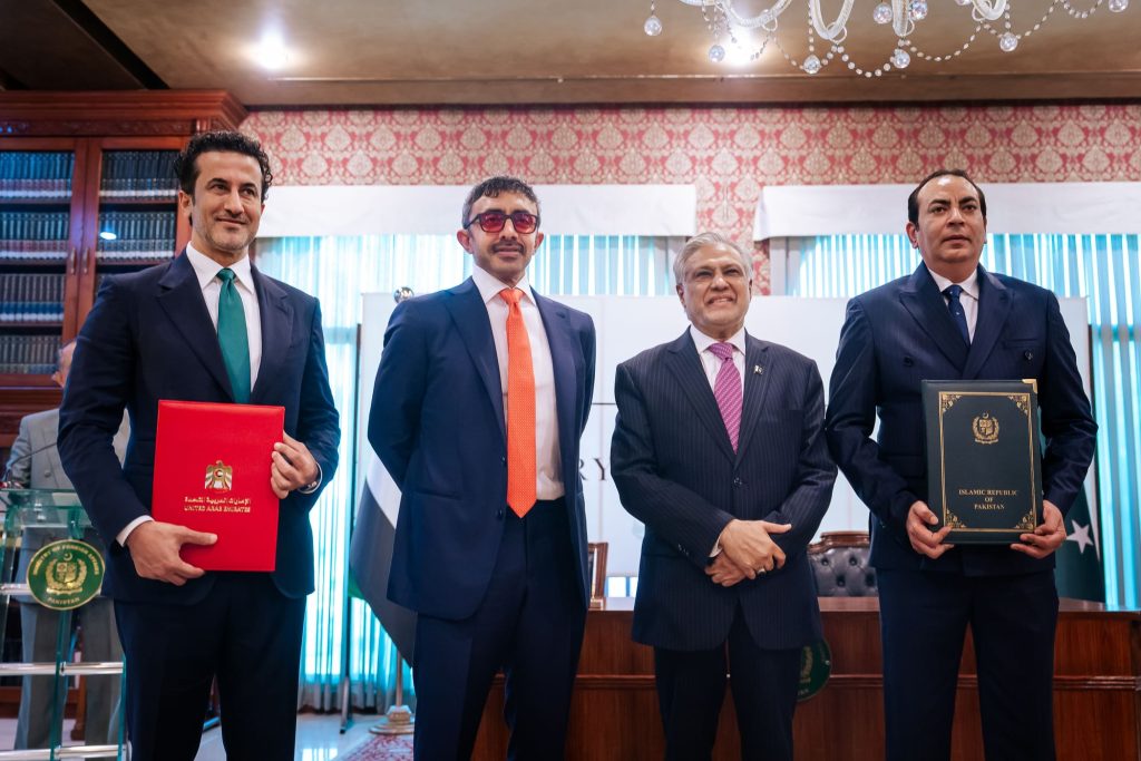 عبدالله بن زايد يبحث ونائب رئيس الوزراء وزير الخارجية الباكستاني تعزيز العلاقات