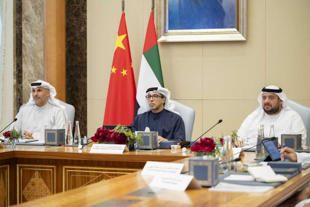 منصور بن زايد يشهد اجتماع لجنة التعاون الاستثماري بين الإمارات والصين