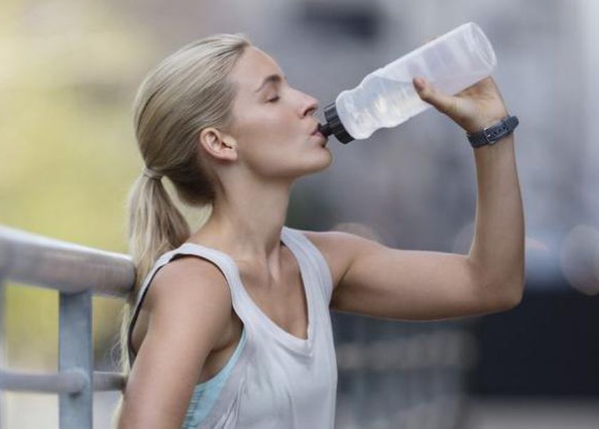 تجنّب هذه العادات في الصيف لحماية صحتك من الجفاف وضربات الشمس